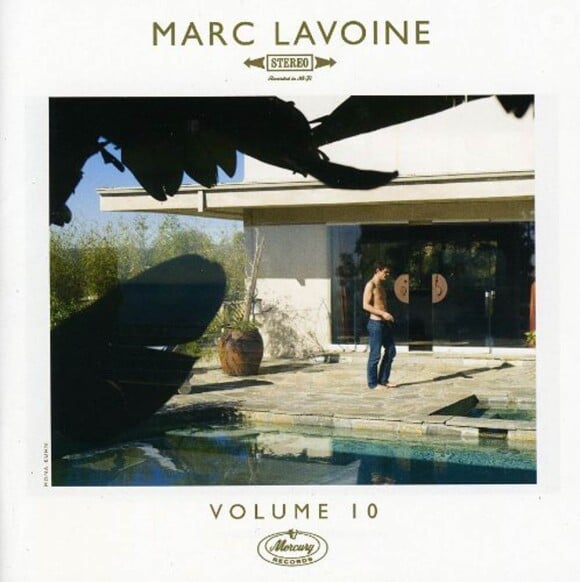 Marc Lavoine et Valérie Lemercier partagent un duo sur Volume 10 : La Grande Amour. Son clip met en scène des figurants multiples pour une ode à la tolérance.