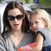 Jennifer Garner se rend à une fête d'anniversaire avec ses deux filles, Violet, 4 ans, et Seraphina, 1 an et demi, samedi 30 octobre, à Los Angeles.