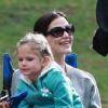 Jennifer Garner se rend à l'entraînement de football hebdomadaire de sa fille Violet, 4 ans, samedi 30 octobre, à Los Angeles. La fillette ne semble pas en très grande forme... Qu'est-ce qui la tracasse ?