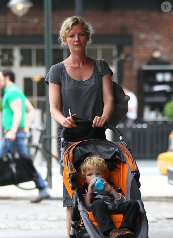 Gretchen Mol et son fils Ptolemy en mai 2010