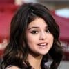 Selena Gomez est invitée dans l'émission Extra, animée par Mario Lopez, mardi 9 novembre. Elle vient faire la promotion de son nouvel album, A year without rain.
