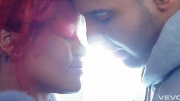 Rihanna : Elle tombe sous le charme de Drake dans le clip de What's my name !