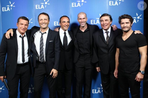 Benjamin Castaldi, Arthur, Nikos, Zinedine Zidane, Jean-Pierre Foucault et Bixente Lizarazu dans le show tv Les Stars se dépassent pour ELA, le 13 novembre 2010 à Paris