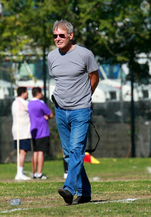 Harrison Ford vient soutenir son fils Liam au match de foot (13 novembre 2010 à Brentwood)