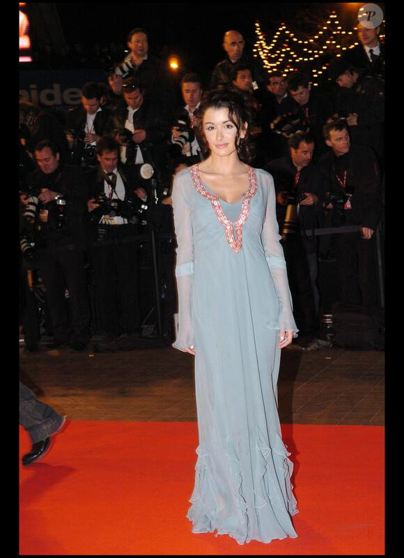 Jenifer en robe longue et chignon au midem de Cannes pour les NRJ music awards en 2005. Un look toujours aussi bohème avec une touche d'élégance. 