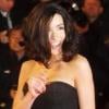 Jenifer fidèle au noir avec une robe bustier à la cérémonie des NRJ music awards à Cannes en 2006. La chanteuse ajoute une touche de couleur avec un vernis rouge cerise.