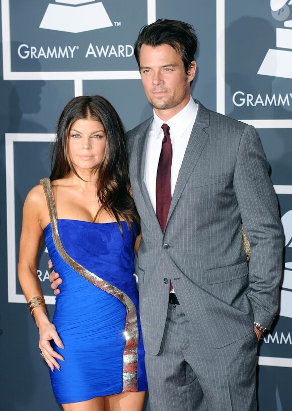 Josh Duhamel, qui sera le 8 décembre sur nos écrans à l'affiche de Bébé mode d'emploi, ne manque jamais d'élégance sur tapis rouge, ici au bras de sa femme Fergie...