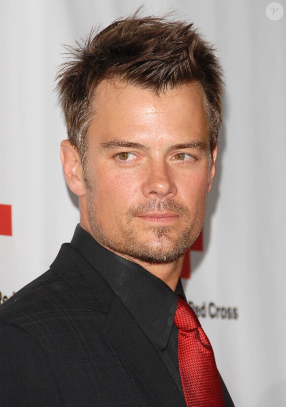Josh Duhamel, qui sera le 8 décembre sur nos écrans à l'affiche de Bébé mode d'emploi, ne manque jamais d'élégance sur tapis rouge...