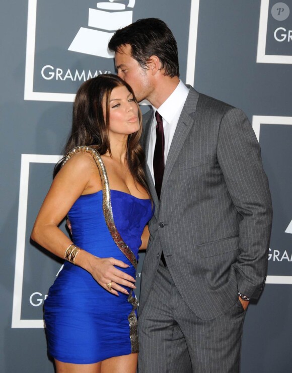 Josh Duhamel, qui sera le 8 décembre sur nos écrans à l'affiche de Bébé mode d'emploi, ne manque jamais d'élégance sur tapis rouge, ici au bras de sa femme Fergie...