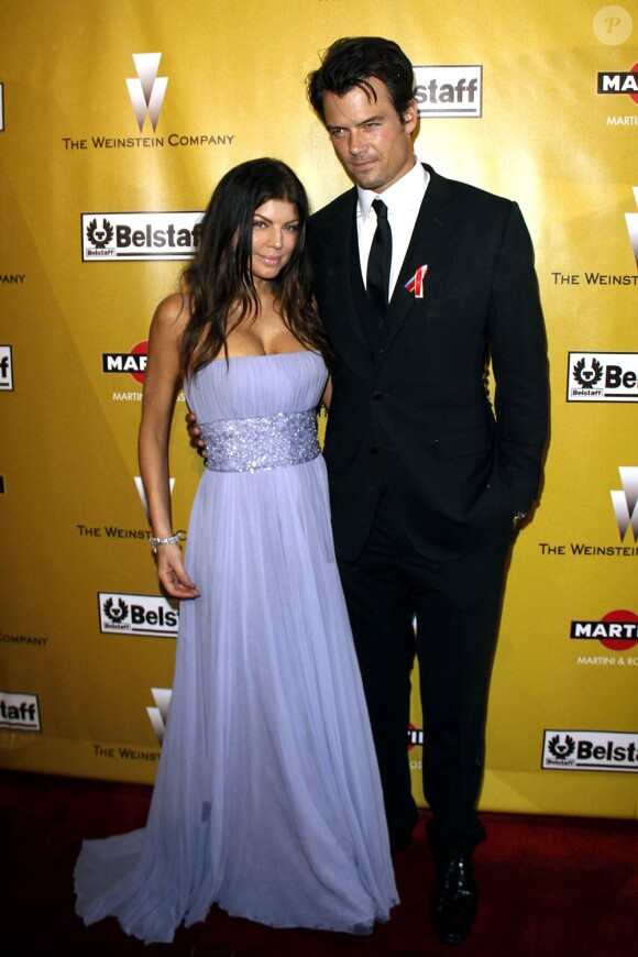 Josh Duhamel, qui sera le 8 décembre sur nos écrans à l'affiche de Bébé mode d'emploi, ne manque jamais d'élégance sur tapis rouge, ici au bras de sa femme Fergie...