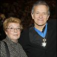 Francis Huster et sa maman à la remise des insignes de l'ordre national du Mérite du comédien, le 3 novembre 2010.