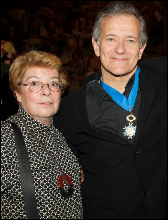 Francis Huster et sa maman à la remise des insignes de l'ordre national du Mérite du comédien, le 3 novembre 2010.