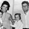 Jackie, JFK et leurs deux enfants.