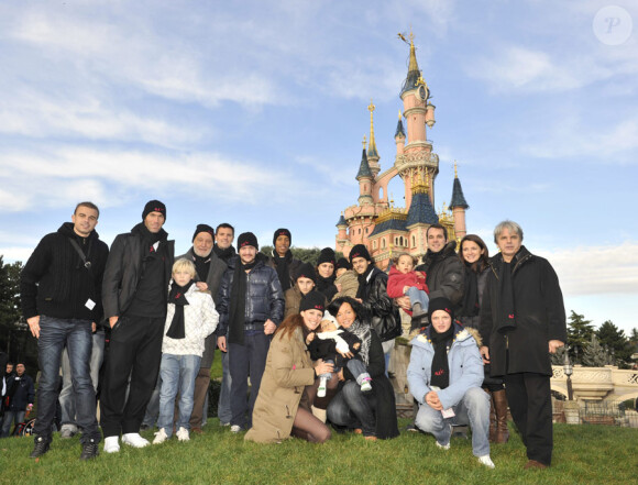 Zinedine Zidane avec les enfants de l'association ELA à Disneyland Paris, le 20 novembre 2010. Ici avec Grégoire, François Berléand, Stéphane Diagana, Sophie Thalmann et Guy Alba, président du conseil d'administration d'ELA