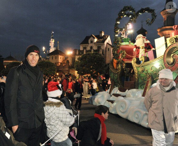 Zinedine Zidane avec les enfants de l'association ELA à Disneyland Paris, le 20 novembre 2010