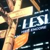 Après s'être ressourcée au soleil de Miami, Leslie est allée dans la nuit new-yorkaise pour le clip de Hier encore, troisième single de son album A la recherche du bonheur.