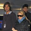 Shakira et son petit ami de longue date, Alberto de la Rua, arrivent main dans la main à l'aéroport de Barcelone, dimanche 21 novembre.