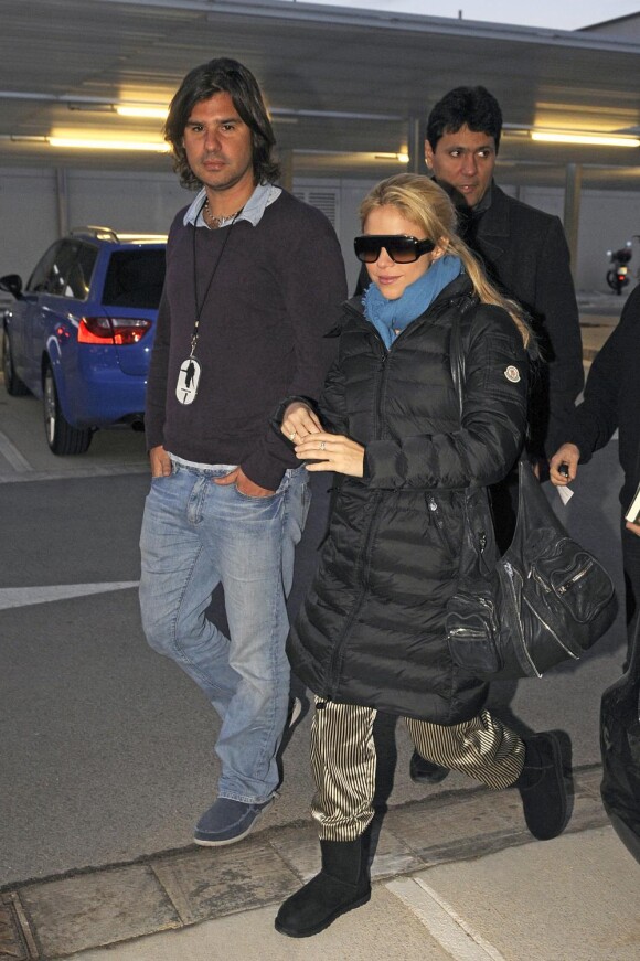 Shakira et son petit ami de longue date, Alberto de la Rua, arrivent main dans la main à l'aéroport de Barcelone, dimanche 21 novembre.