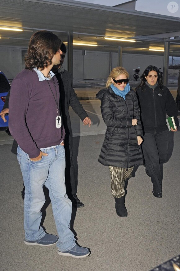 Shakira et son petit ami de longue date, Alberto de la Rua, arrivent main dans la main à l'aéroport de Barcelone, dimanche 21 novembre.