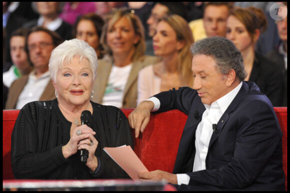 Line Renaud durant l'enregistrement de l'émission Vivement Dimanche, diffusée le 28 novembre 2010 sur France 2.