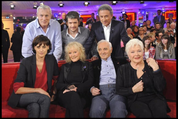 Luis Fernandez, Grégoire, Michel Drucker, Inès de la Fressange, Petula Clark, Charles Aznavour et Line Renaud durant l'enregistrement de l'émission Vivement Dimanche, diffusée le 28 novembre 2010 sur France 2.