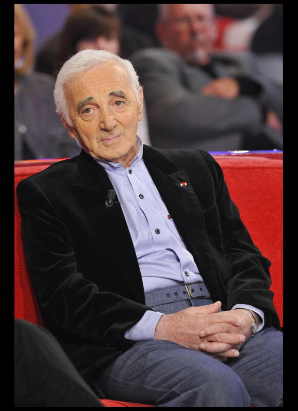 Charles Aznavour lors de l'enregistrement de Vivement Dimanche, émission diffusée le 28 novembre 2010 sur France 2.