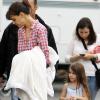Suri Cruise au côté de sa mère Katie Holmes qui tient une grosse couverture en octobre 2010