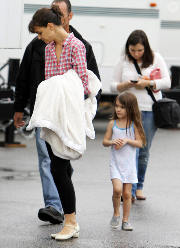 Suri Cruise au côté de sa mère Katie Holmes qui tient une grosse couverture en octobre 2010