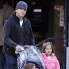 Matt Damon et ses filles Isabella et Gia à New York le 25 novembre 2010 : l'acteur arbore un bonnet ringard !