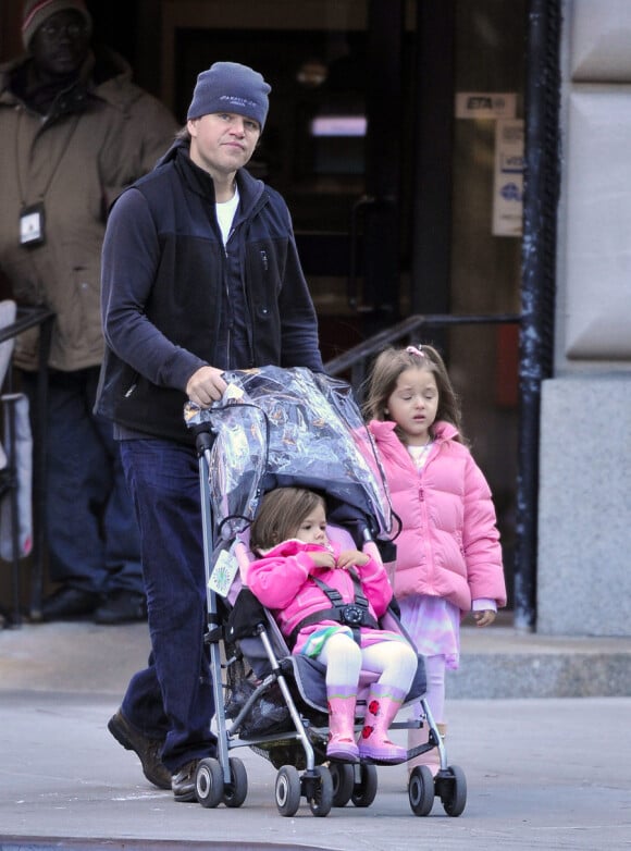 Matt Damon et ses filles Isabella et Gia à New York le 25 novembre 2010 : l'acteur arbore un bonnet ringard !