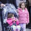 Matt Damon et ses filles Isabella et Gia à New York le 25 novembre 2010 : l'aîne semble faire du boudin