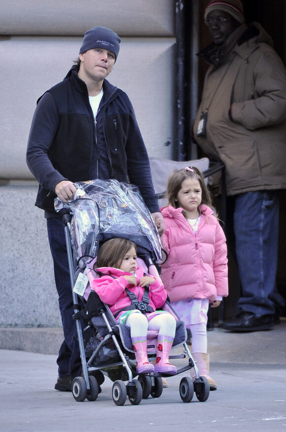 Matt Damon et ses filles Isabella et Gia à New York le 25 novembre 2010 : l'aîne semble faire du boudin