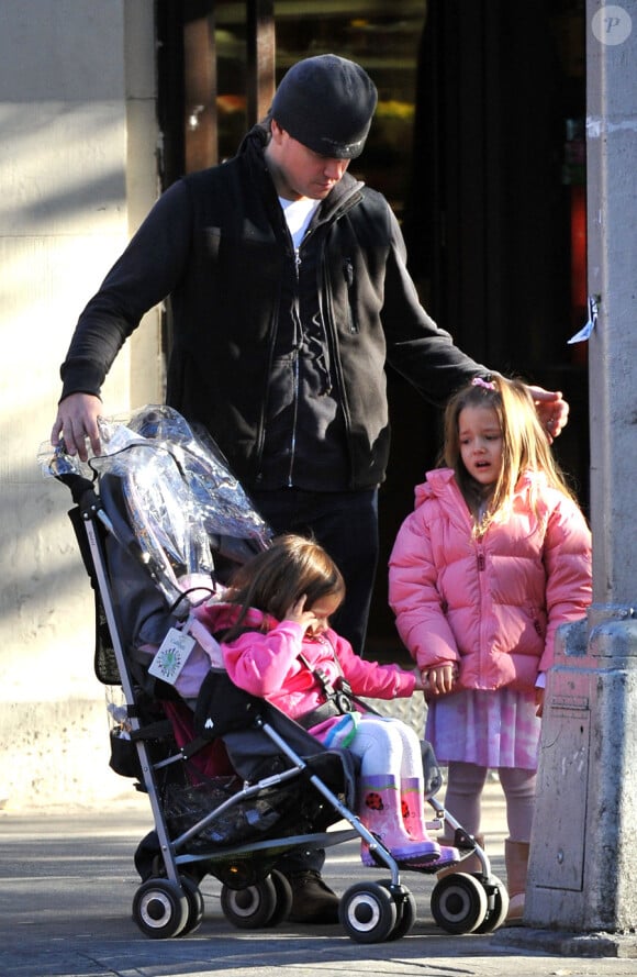 Matt Damon et ses filles Isabella et Gia à New York le 25 novembre 2010 : Isabella explique à son père son souci