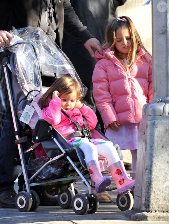 Matt Damon et ses filles Isabella et Gia à New York le 25 novembre 2010 : Isabella lorgne-t-elle sur les bottes coccinelles de sa soeur ?