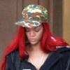 Rihanna ne décroche plus de son téléphone à la sortie de son hôtel à Beverly Hills le 20 novembre 2010