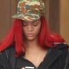 Rihanna ne décroche plus de son téléphone à la sortie de son hôtel à Beverly Hills le 20 novembre 2010