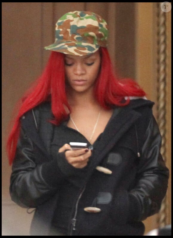 Rihanna ne décroche plus de son téléphone à la sortie de son hôtel à Beverly Hills le 20 novembre 2010