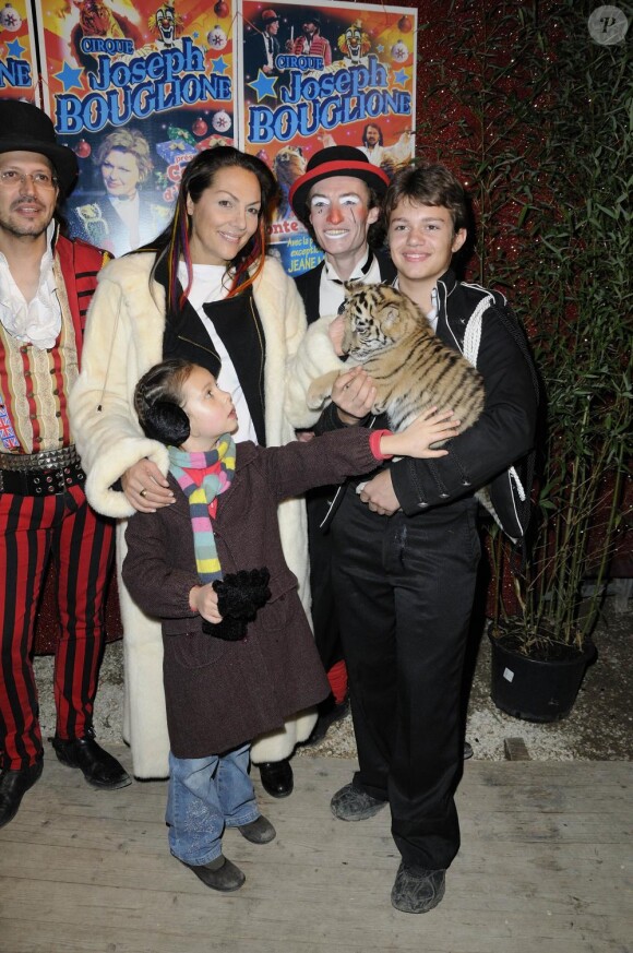 Hermine de Clermont Tonnerre et sa fille Allegra au cirque Bouglione, le 27 novembre 2010.