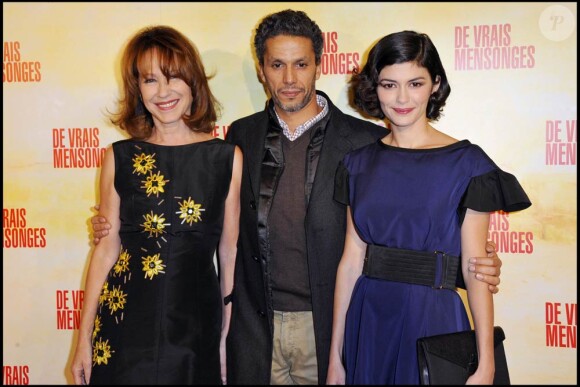 Sami Bouajila entouré d'Audrey Tautou et Nathalie Baye à l'occasion de l'avant-première de De vrais mensonges, dans l'enceinte du Gaumont Opéra, à Paris, le 29 novembre 2010.