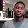 Usher pour la campagne Digital Death, en faveur de la lutte contre le sida, le 1er décembre 2010