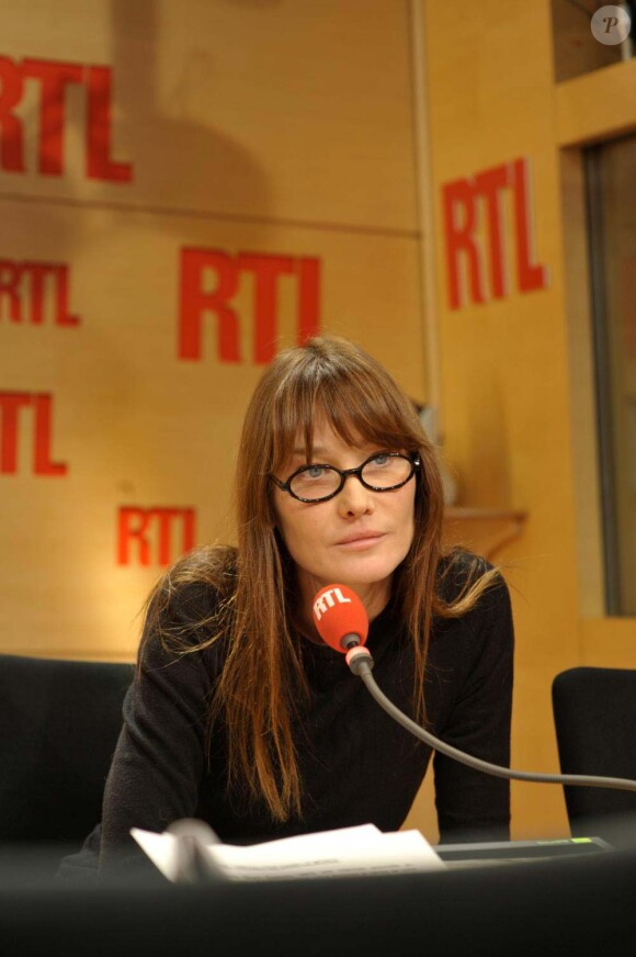 Carla Bruni, invitée de la matinale de RTL pour une interview avec Yves Calvi dans le cadre de la journée mondiale de lutte contre le Sida le 1er décembre 2010