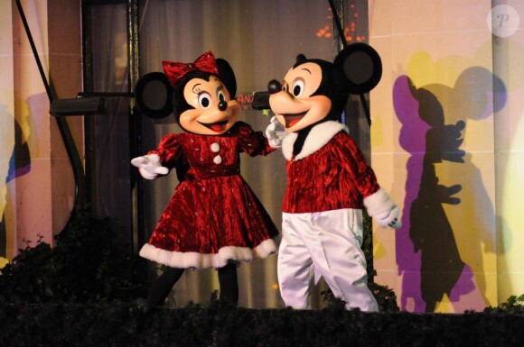 Mickey et Minnie au Plaza Athénée, à Paris, à l'occasion du coup d'envoi de la fameuse Magic Windows ! 1er décembre 2010