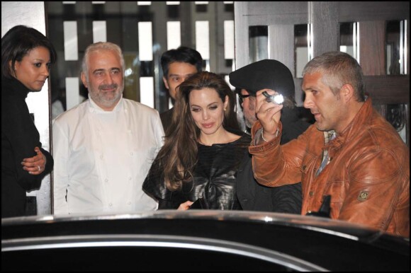 Angelina Jolie et Brad Pitt ont dîné chez Guy Savoy qui les a raccompagnés dans le 17e à Paris, le 2 décembre 2010