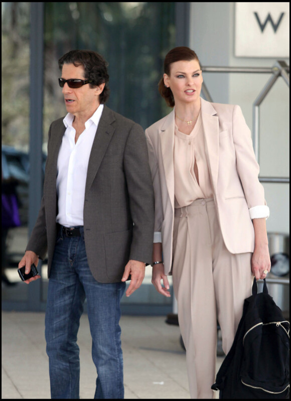 Linda Evangelista et Peter Morton à la sortie d'un hôtel de Miami. 2/12/2010