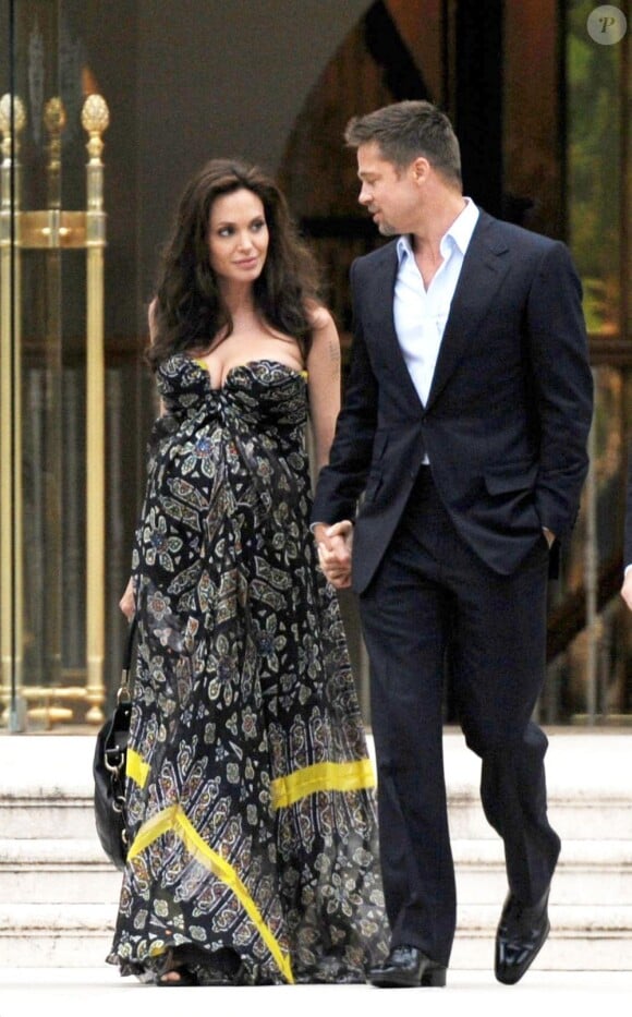 Angelina Jolie porte une robe Nicole Millerà Cannes en 2008.