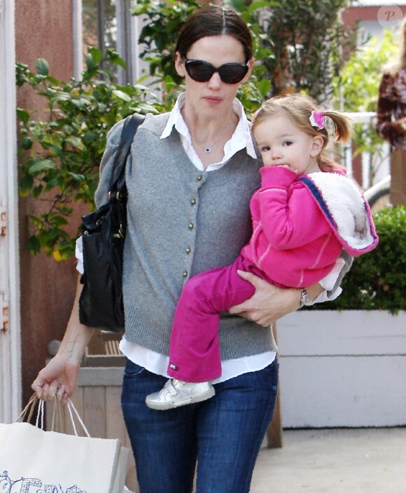 Jennifer Garner et ses filles Violet Affleck, cinq ans, et Seraphina, un an et demi, reviennent d'un marché de proximité après avoir fait quelques courses, samedi 4 décembre, à Los Angeles.