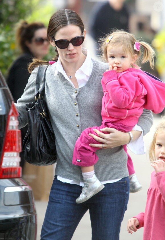 Jennifer Garner et ses filles Violet Affleck, cinq ans, et Seraphina, un an et demi, reviennent d'un marché de proximité après avoir fait quelques courses, samedi 4 décembre, à Los Angeles.