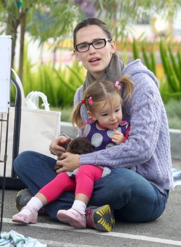 Jennifer Garner et sa fille Seraphina sont au stand d'adoption d'animaux du marché fermier à Los Angeles, le 5 décembre 2010