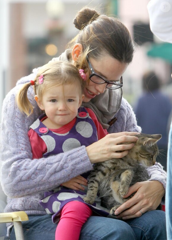 Jennifer Garner et sa fille Seraphina sont au stand d'adoption d'animaux du marché fermier à Los Angeles, le 5 décembre 2010