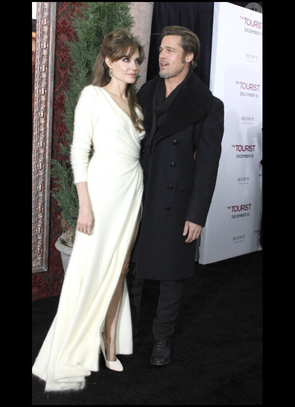 Angelina Jolie, habillée en Atelier Versace et au côté de Brad Pitt, lors de l'avant-première de The Tourist à New York le 6 décembre 2010